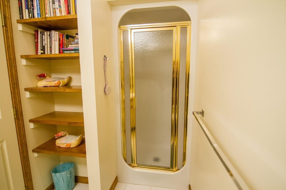 Apartment, Multiple Beds (Colony Club C12) | Bathroom | Shampoo