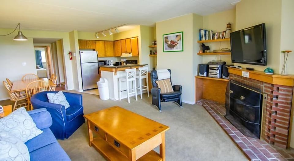 Condo, 1 Queen Bed with Sofa bed (Pinnacle F21) | Living room | Fireplace