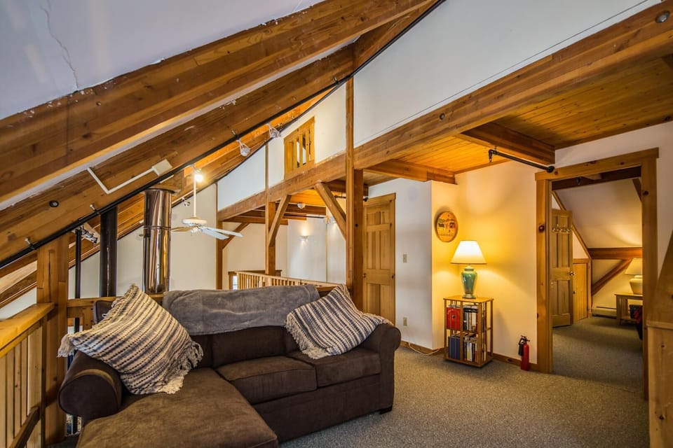 House, Multiple Beds (Viewmont Chalet) | Living area
