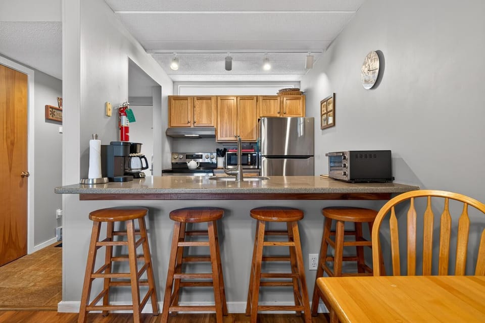 Condo, 1 King Bed with Sofa bed (Pinnacle E08) | Private kitchen