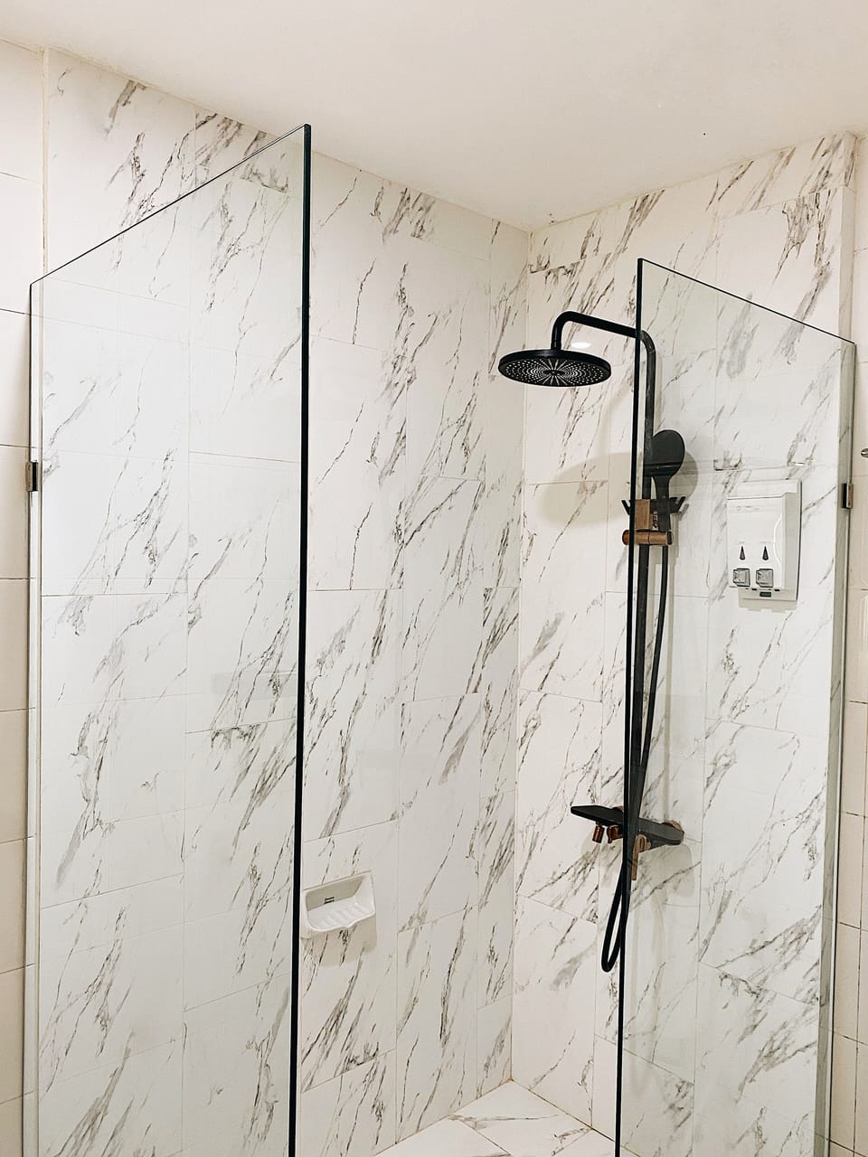 Executive Twin Room | Bathroom | Free toiletries, hair dryer, slippers, towels