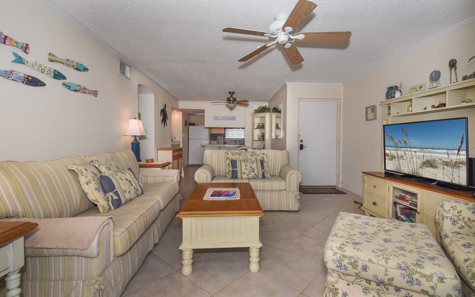 Large living room with seating for 6 and HD TV