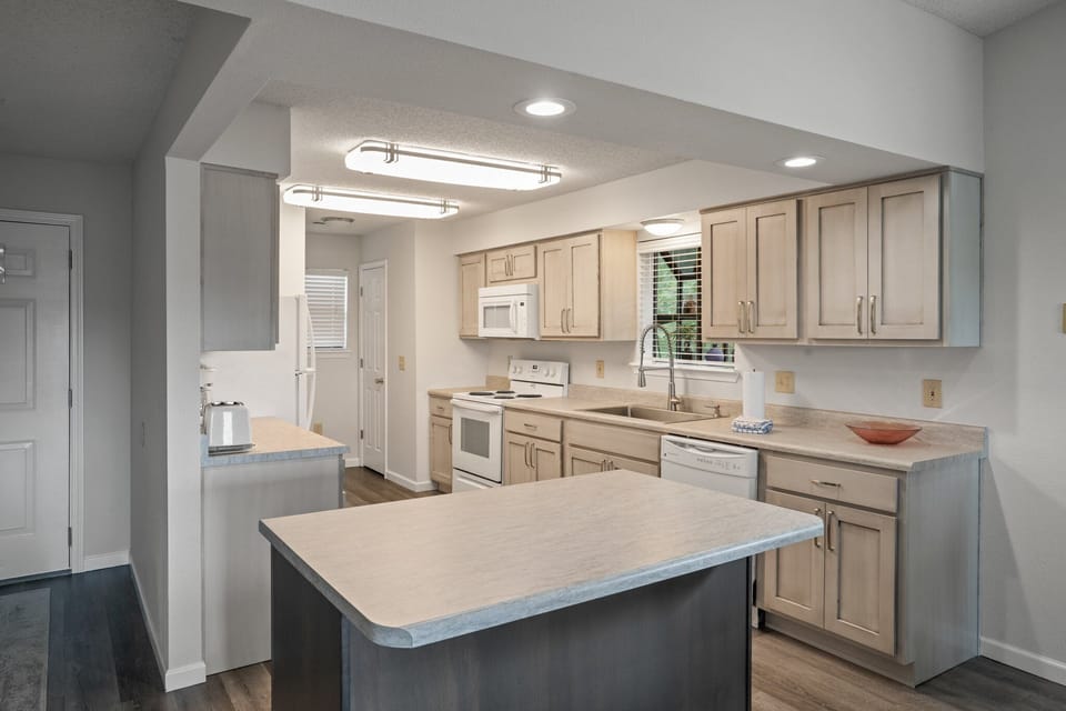 Fully-Equipped Kitchen with Major Appliances