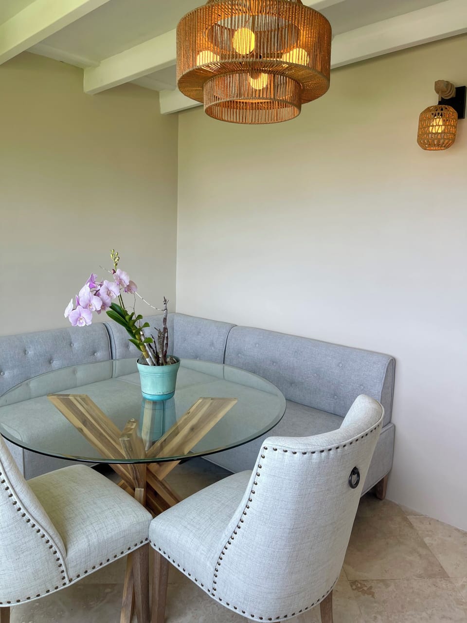 Comfortable dining area with ocean view 