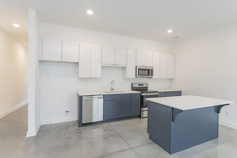 Comfort Townhome, Non Smoking | Private kitchen