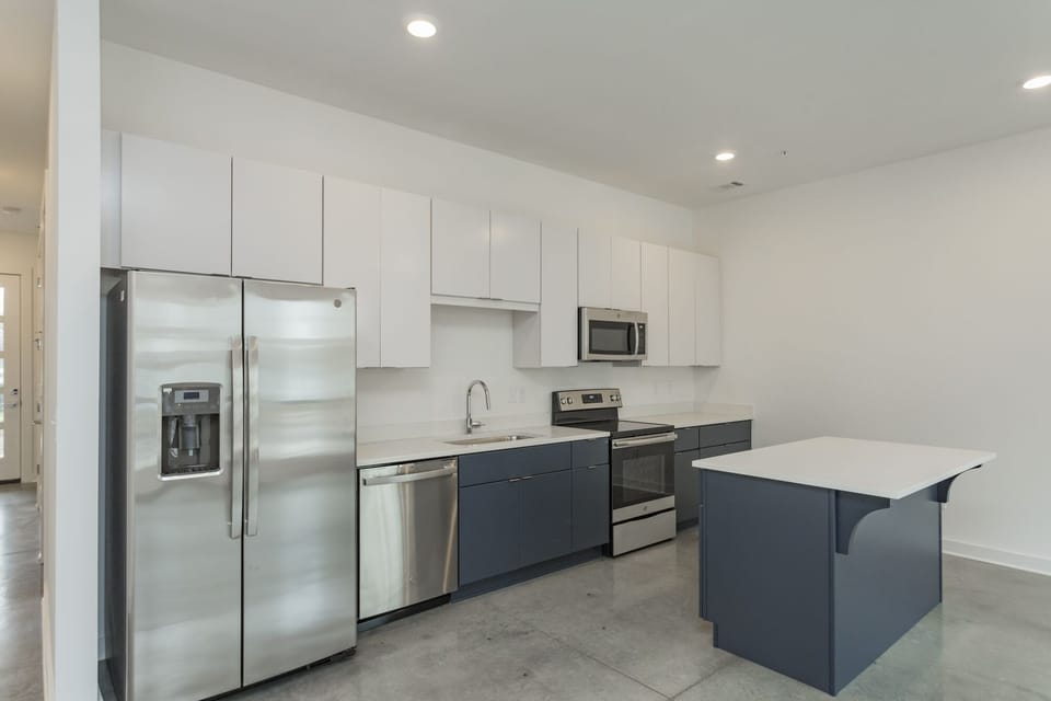 Comfort Townhome, Non Smoking | Private kitchen
