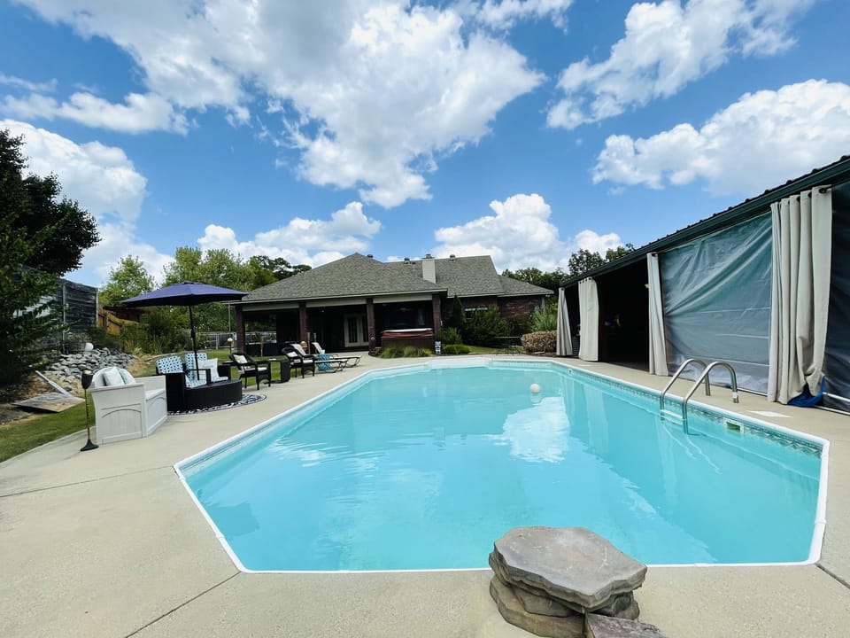 Pool is 8foot on deep end and 3.5 on other end Nice pool,SWIM AT YOUR OWN RISK!
