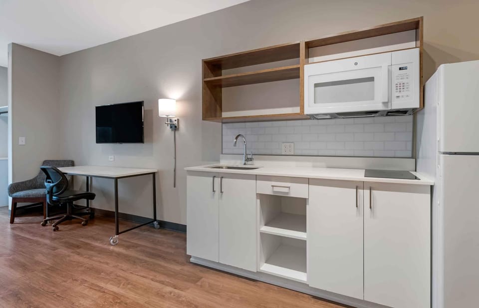 Standard Studio, Non Smoking, Refrigerator & Microwave | Private kitchen | Full-size fridge, microwave, stovetop, toaster