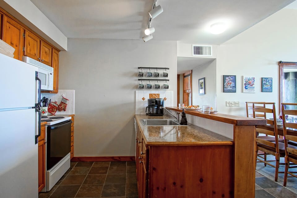 Full kitchen