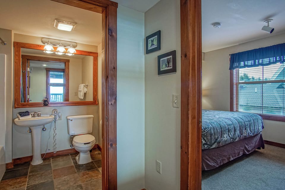 Full bathroom located in hallway just off the 2nd bedroom.