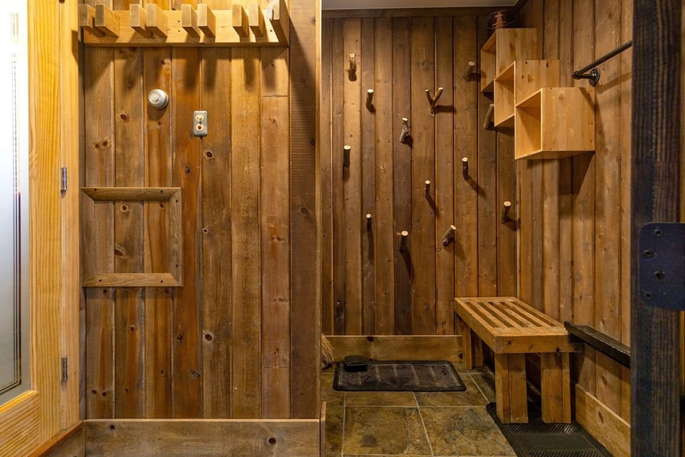 Entryway foyer with laundry