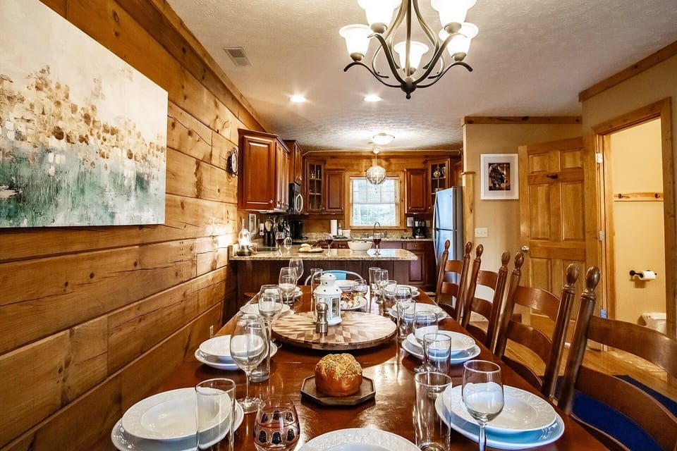This dining table comfortably seats 10 people.