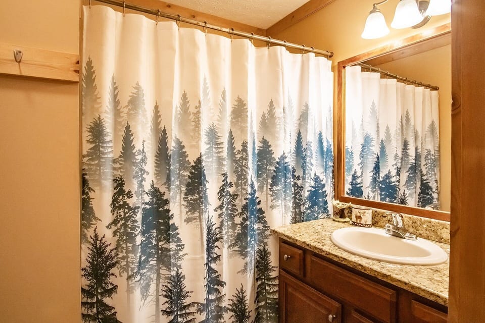 Full bathroom on the third floor features a tub/shower combo.