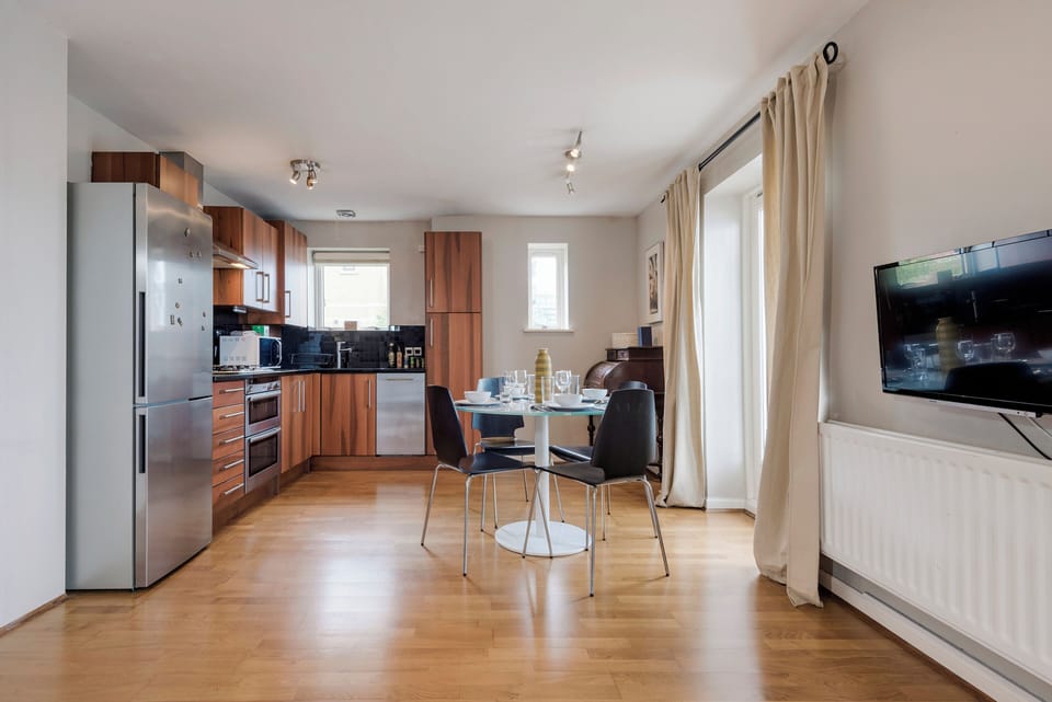 Apartment (1 Bedroom) | Private kitchen | Fridge, microwave, oven, coffee/tea maker