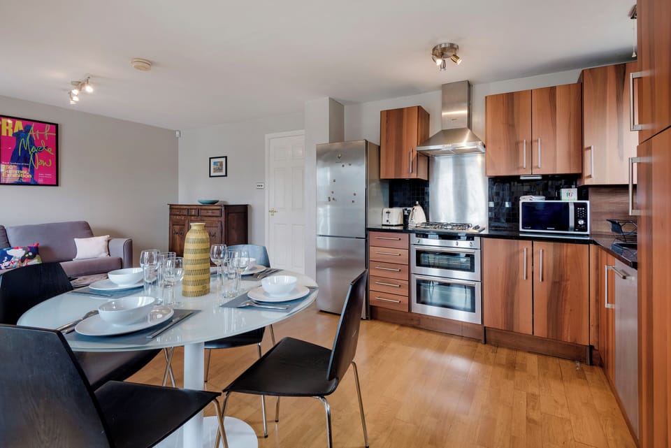 Apartment (1 Bedroom) | Private kitchen | Fridge, microwave, oven, coffee/tea maker
