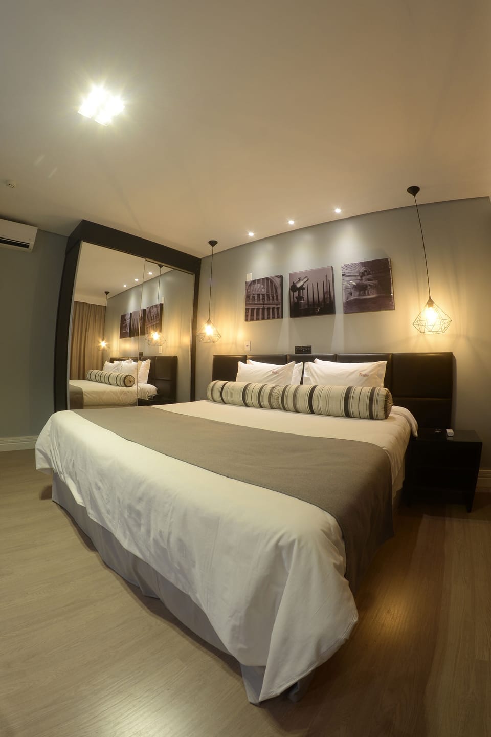 Deluxe Room | Minibar, in-room safe, individually decorated, individually furnished