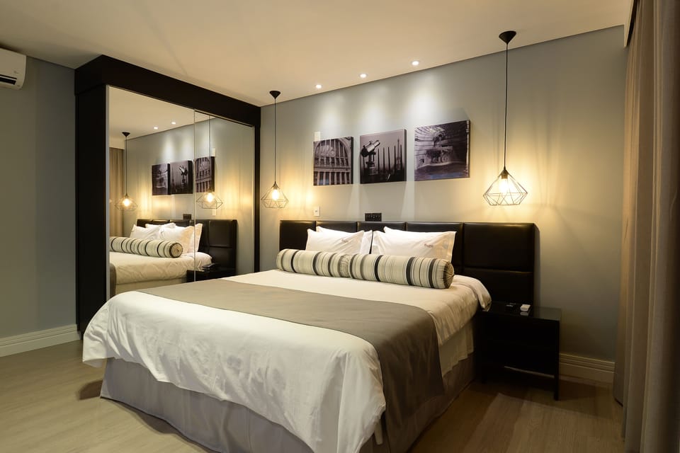 Deluxe Room | Minibar, in-room safe, individually decorated, individually furnished