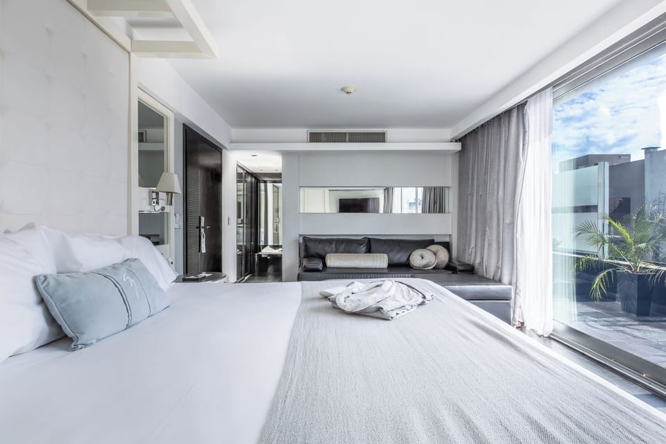 Luxury Suite | Premium bedding, down comforters, pillowtop beds, minibar