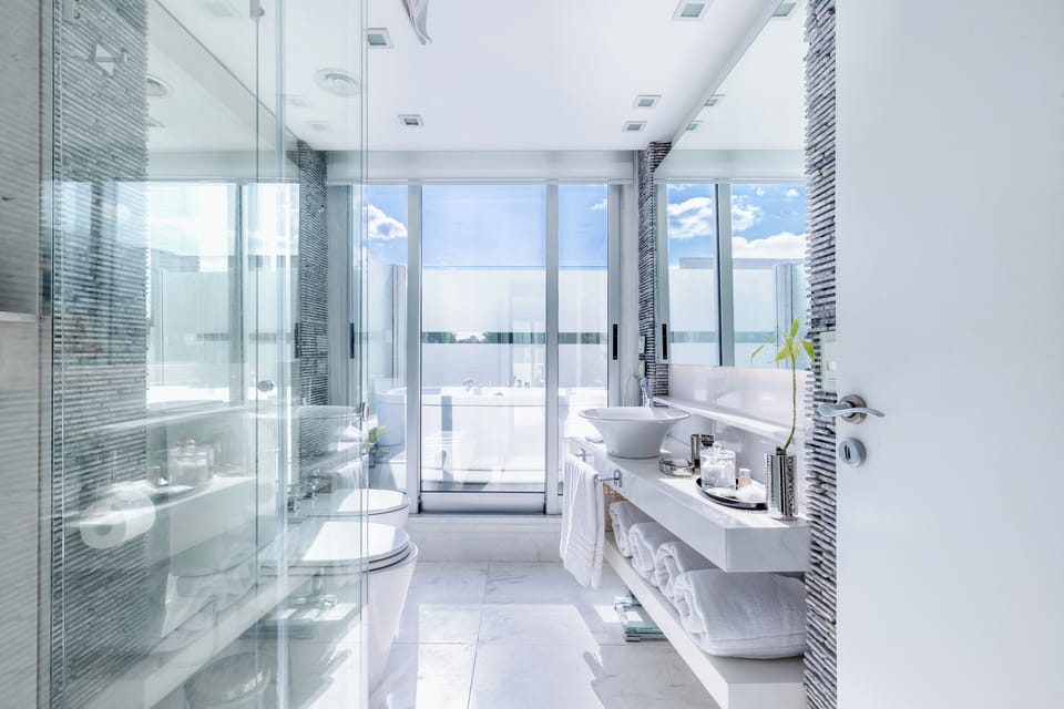 Luxury Suite | Bathroom | Shower, rainfall showerhead, eco-friendly toiletries, hair dryer