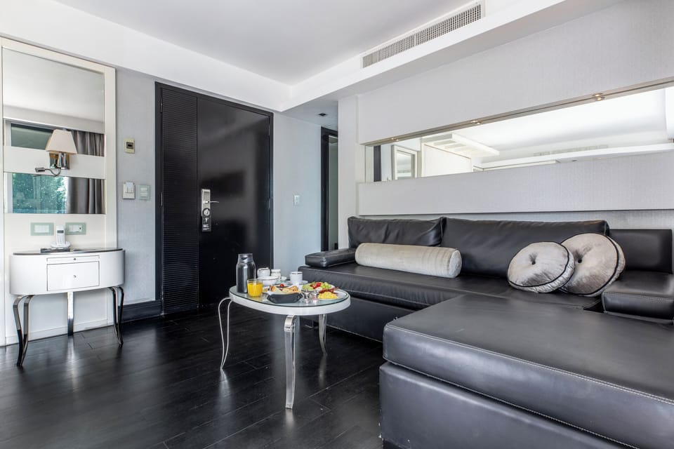 Luxury Suite | Living area | 55-inch LED TV with cable channels, Smart TV, Netflix