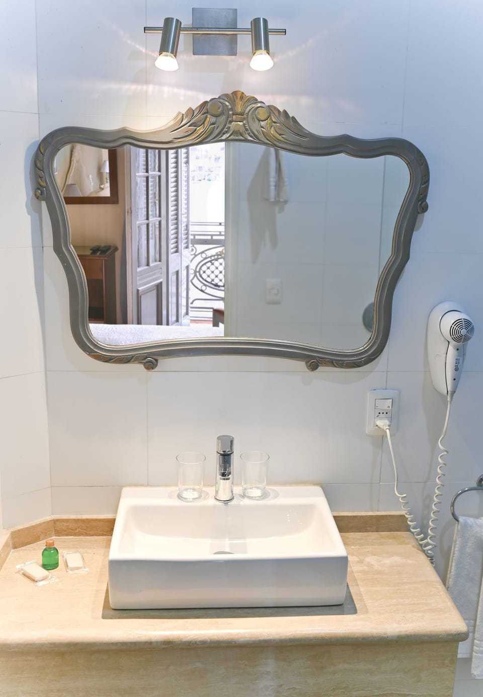 Double Room, 1 Double Bed, Balcony | Bathroom | Shower, free toiletries, hair dryer, bidet
