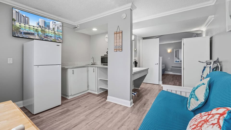 Kitchenette - Full Size Fridge