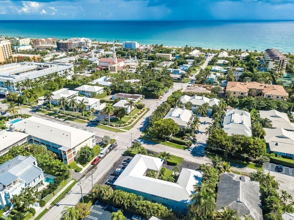 Walk to the beach, restaurants and Atlantic Avenue