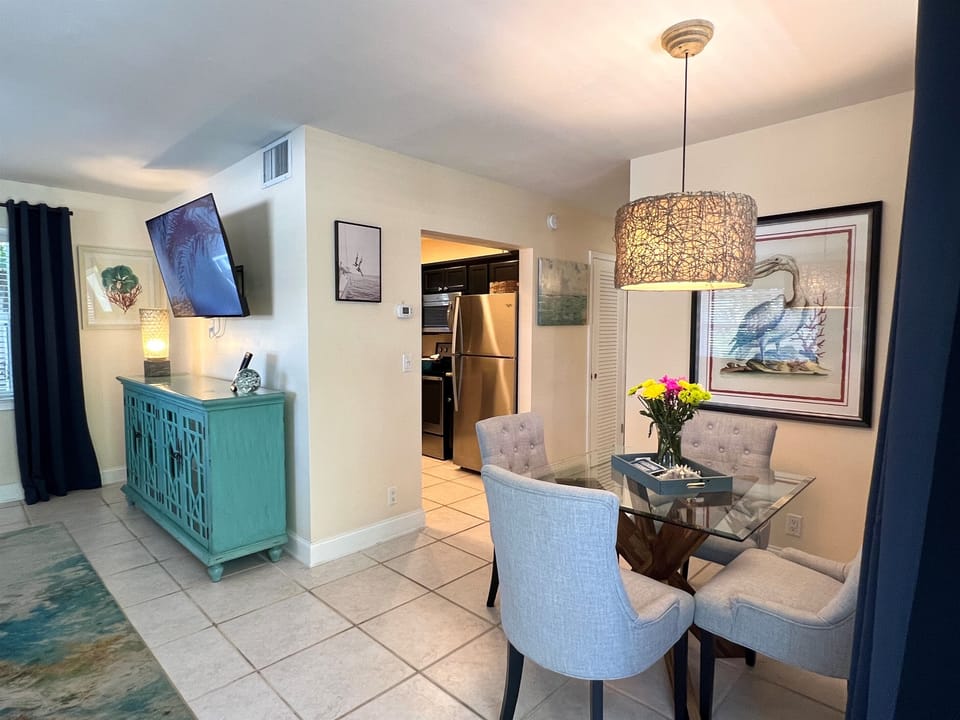 Unpack, stay a while:) Walk to Delray Beach from your own spacious 1 bedroom unit