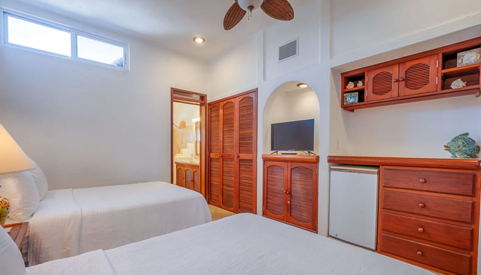 Guest Bedroom with 2 Double Beds