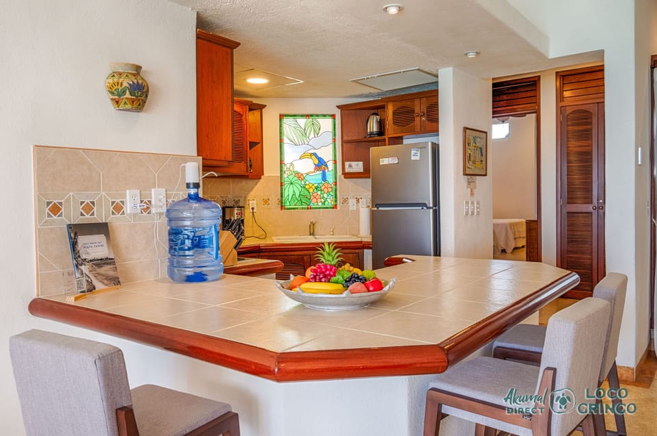 Breakfast Bar and Kitchen