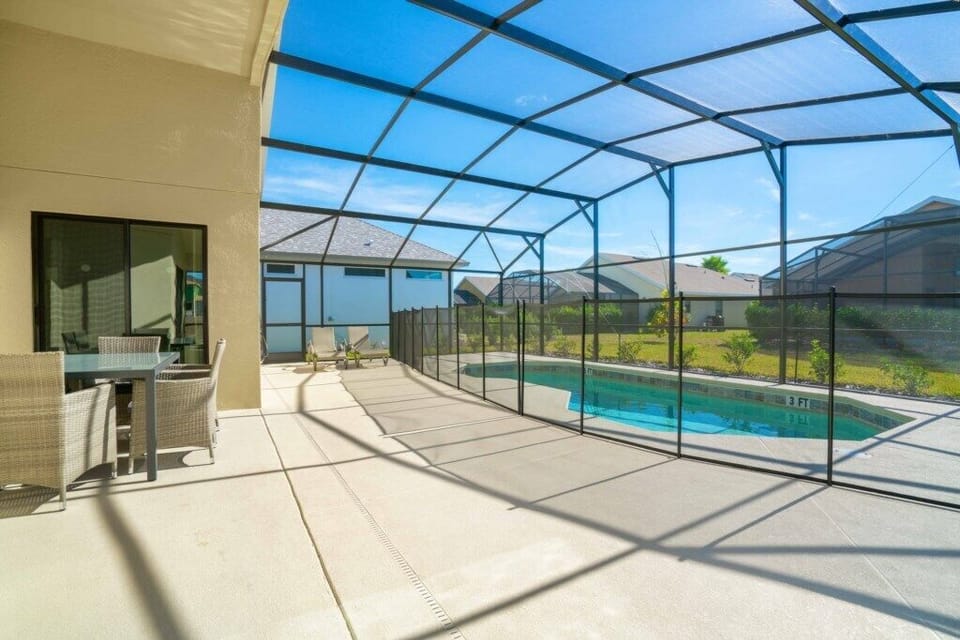 Pool safety fence