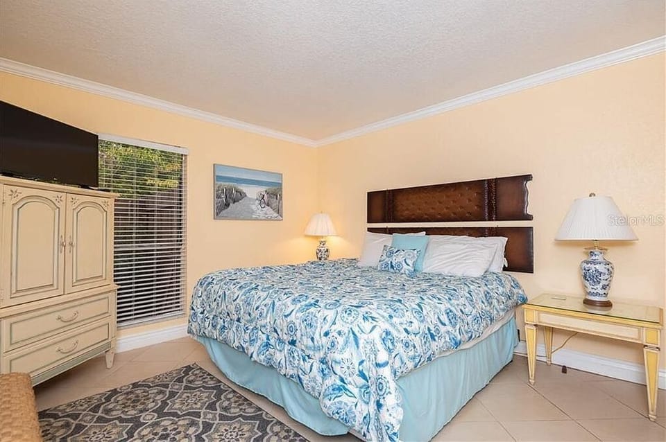 Master bedroom-King bed