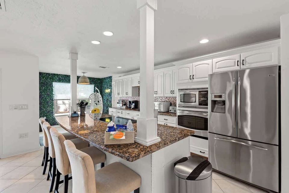 Kitchen with Island seating