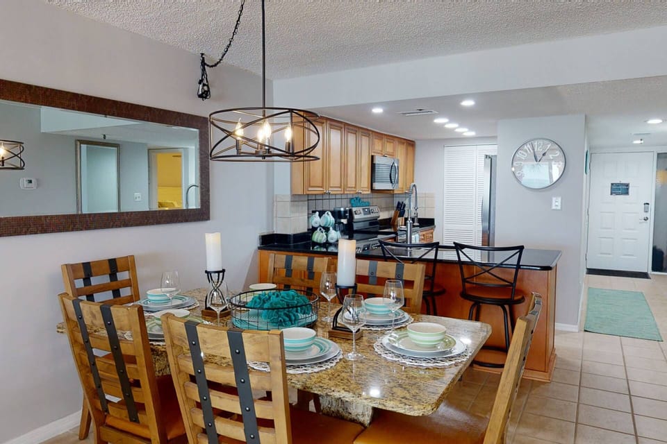 Large Dining Area with Seating for up to Six