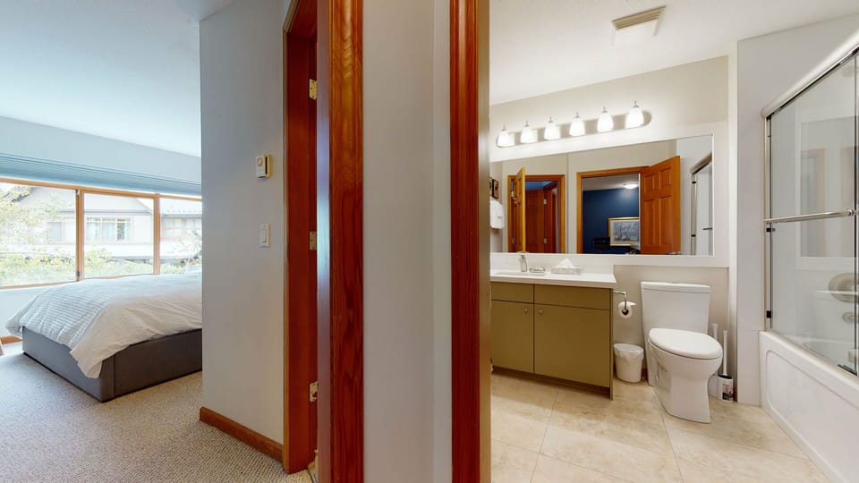 Modern bathrooms with clean finishes and all the comforts of home.