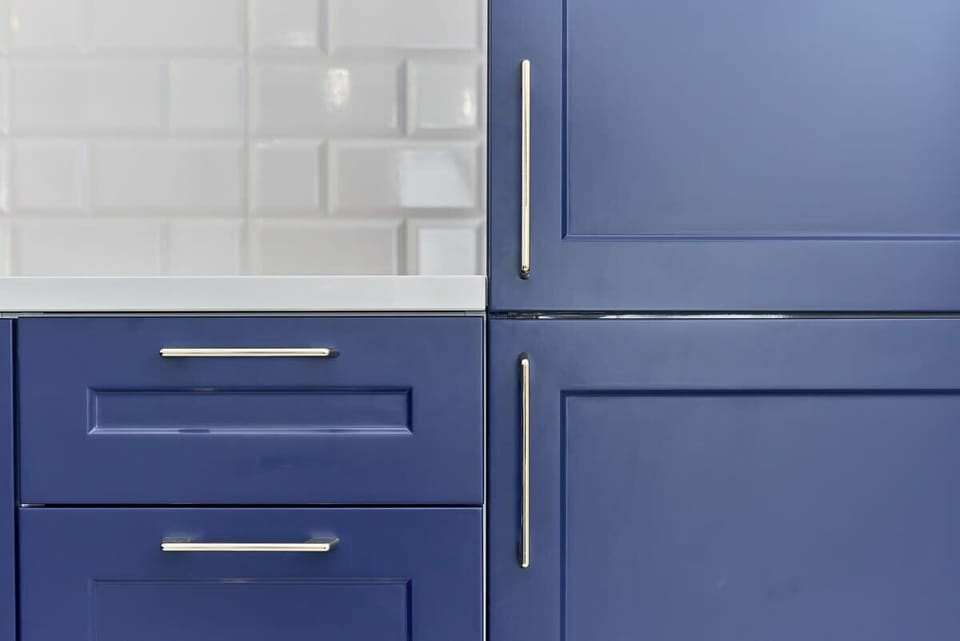 Kitchenette with plenty of kitchen utensils and dishes. 
