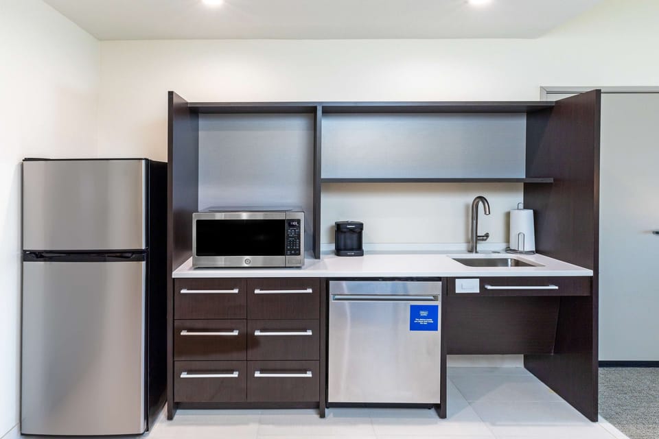 Full-size fridge, microwave, dishwasher, coffee/tea maker