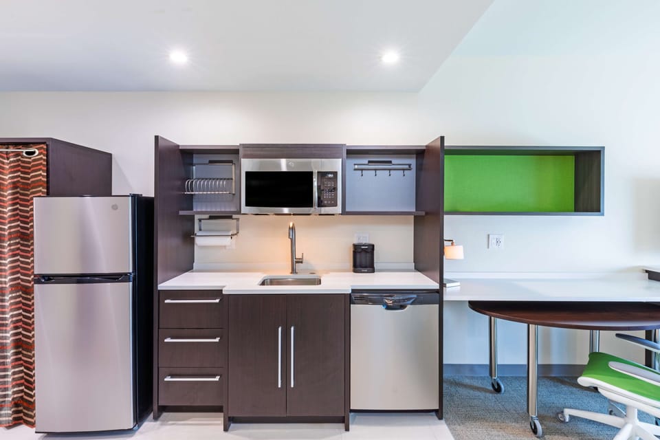 Full-size fridge, microwave, dishwasher, coffee/tea maker