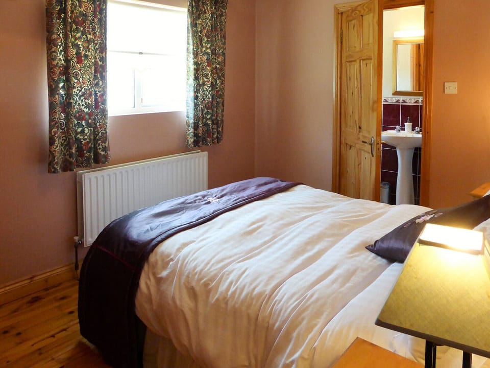 Cottage, 2 Bedrooms, 2 Bathrooms | 2 bedrooms, iron/ironing board, bed sheets