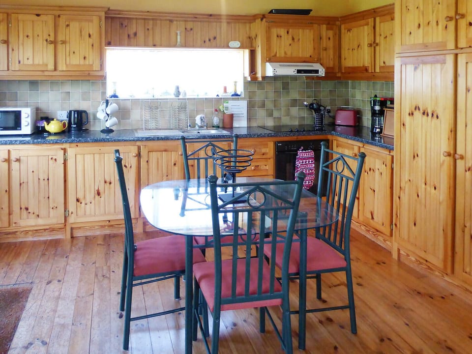 Cottage, 2 Bedrooms, 2 Bathrooms | Private kitchen | Microwave, highchair