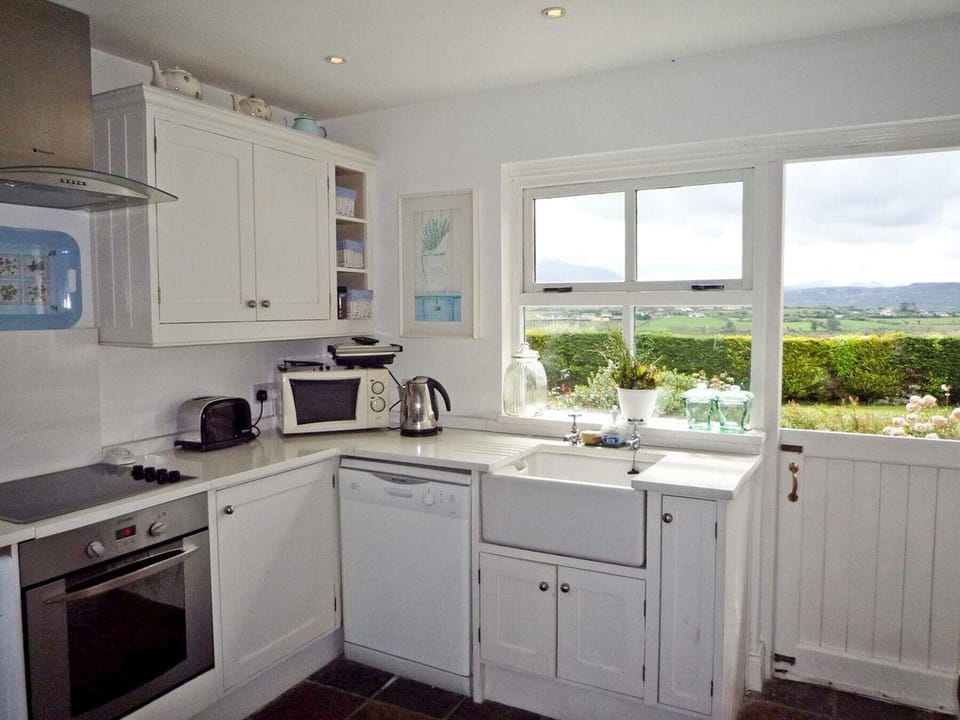Cottage, 3 Bedrooms, Fireplace | Private kitchen | Fridge, microwave, oven, electric kettle