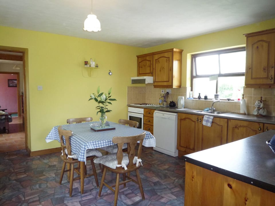 Cottage, 2 Bedrooms, Kitchen | Private kitchen | Microwave, highchair