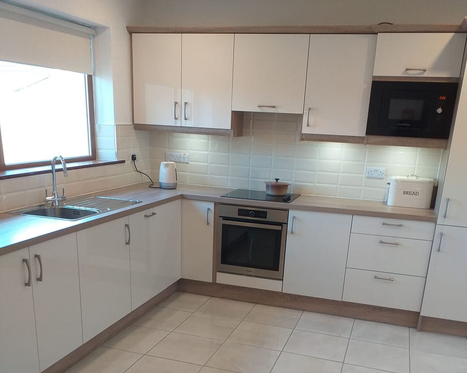 Bungalow, 4 Bedrooms, Fireplace, Mountain View | Private kitchen | Microwave, oven, highchair, freezer