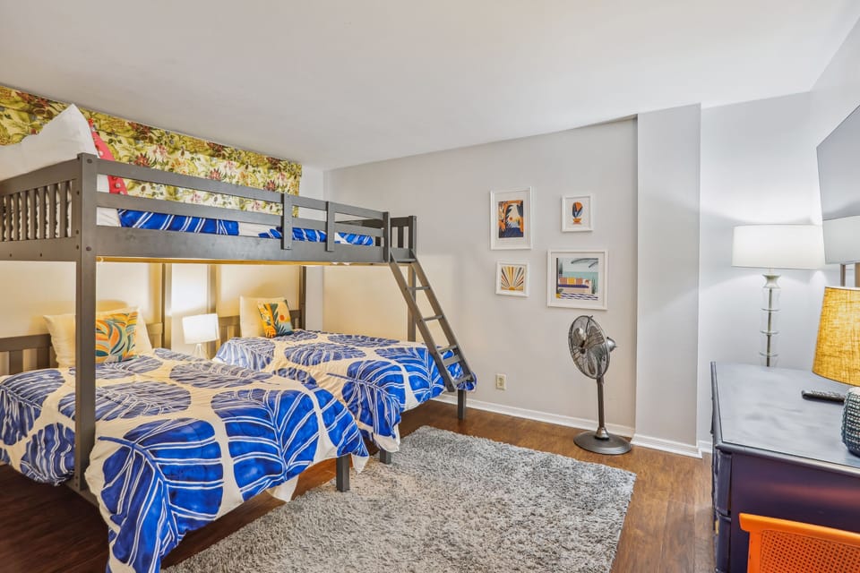 Guest Bedroom with 2 Twin Beds and Full on Top