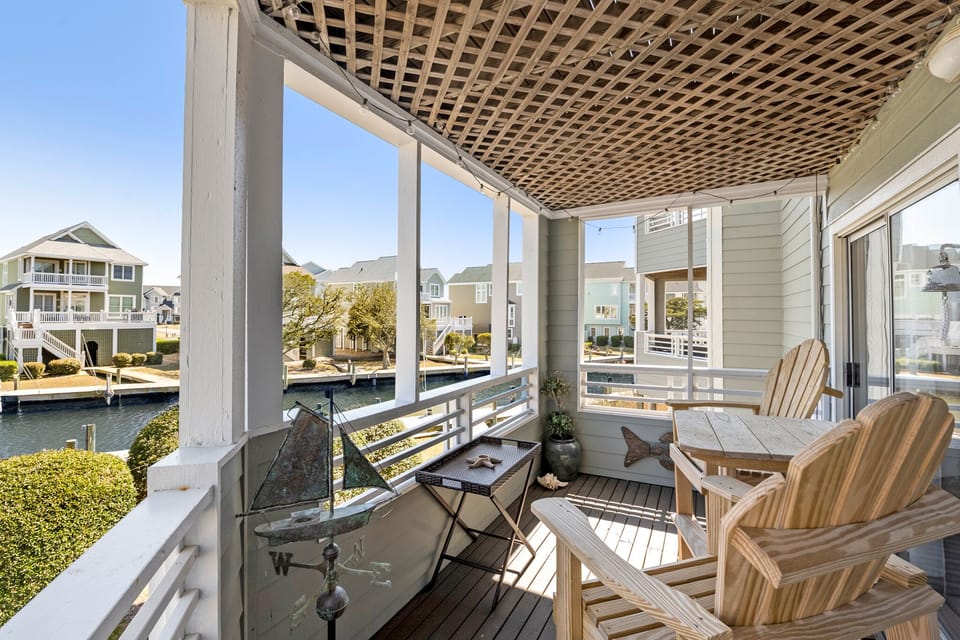 PC612: Dock Holiday l Covered Deck
