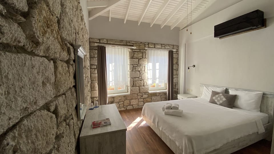 Deluxe Triple Room | Minibar, in-room safe, individually decorated, individually furnished