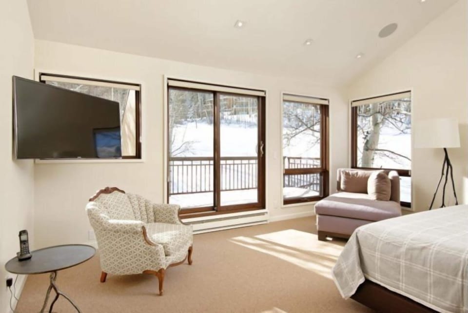 Snowmass Woodrun V 3 Bedroom Ski in, Ski out Mountain Residence in the Heart of Snowmass Village Apartment in Snowmass Village