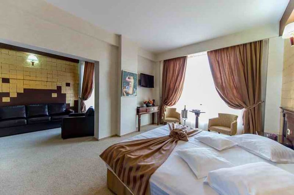 Junior Suite, 1 Bedroom, Jetted Tub, City View | 1 bedroom, premium bedding, minibar, in-room safe