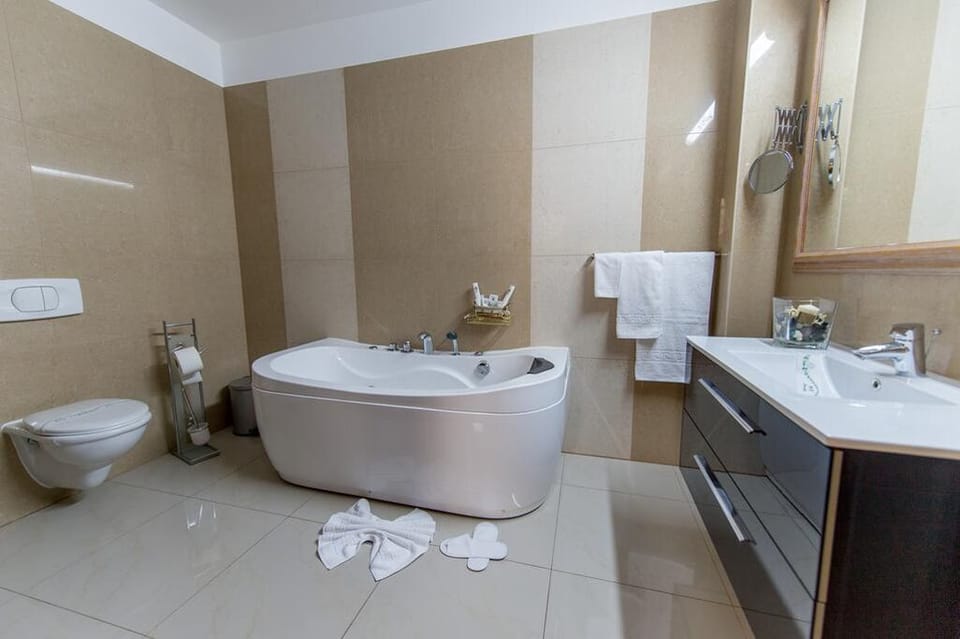 1 bedroom, premium bedding, minibar, in-room safe