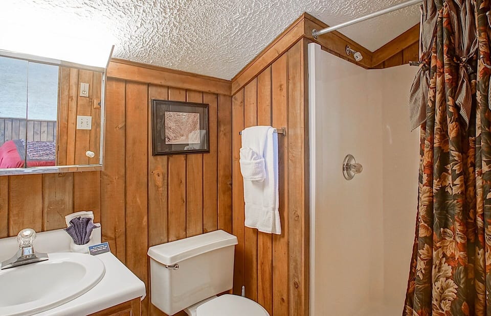 Full bathroom in the loft area